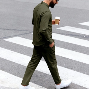Ensemble chemise Henley manches longues vert foncé et pantalon droit en vue extérieure