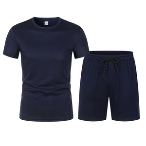 Vue détaillée du tissu en maille bleu marine sur l'ensemble de sport t-shirt et short