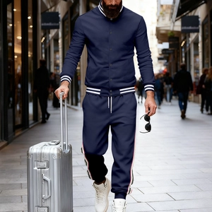Détail de la veste de baseball bleu marine avec poignets rayés et texture de qualité