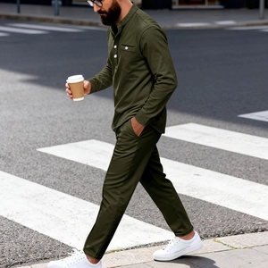 Ensemble Henley homme vert olive foncé avec poche poitrine dans une scène urbaine