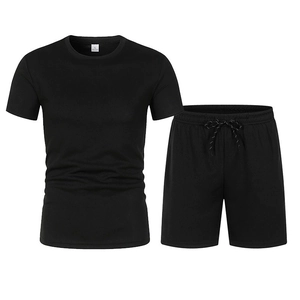 Détail de l'ensemble de sport d'été en mesh pour hommes avec short à cordon et tissu respirant