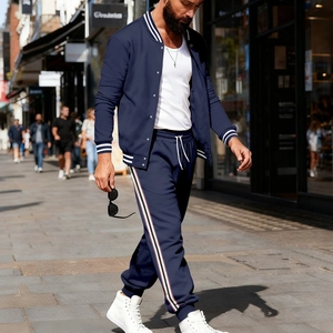 Détail d'une veste de baseball bleu marine avec col rayé et poignets en décor urbain chic