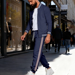 Détail de la veste de baseball bleu marine à rayures et du jogging assorti dans la rue