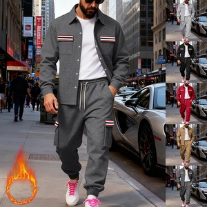 Ensemble survêtement homme polaire avec veste utilitaire et pantalon cargo gris foncé
