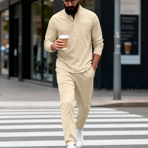 Détails d'un ensemble Henley beige pour hommes avec coutures verticales sur le pantalon