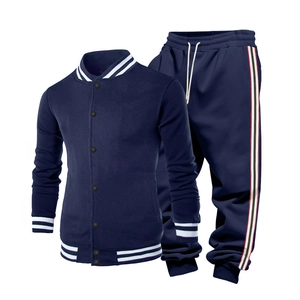 Détail de l'ensemble baseball bleu marine avec bandes latérales et bords-côtes