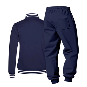 Vue arrière du survêtement bleu marine montrant le dos de la veste et le pantalon à poche