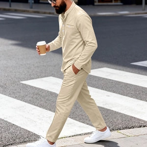 Détail d'un ensemble Henley beige pour homme avec chemise à manches longues et pantalon