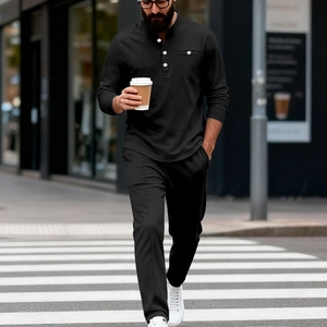 Détail d'un t-shirt Henley noir pour homme avec boutons blancs et poche de poitrine