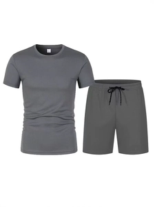Ensemble de sport gris pour homme avec T-shirt respirant à manches courtes et short