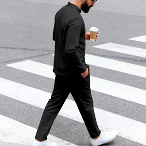 Détail d'un ensemble chemise Henley à manches longues et pantalon droit noir pour hommes