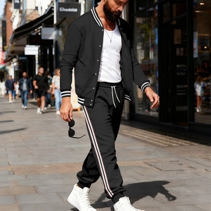 Détail de l'ensemble veste de baseball et pantalon de jogging noir pour homme à rayures