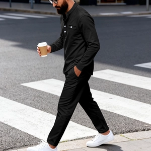 Ensemble chemise Henley noire manches longues et pantalon pour homme en ville