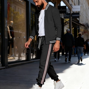 Détail de l'ensemble veste de baseball et jogging noir pour homme avec rayures de style urbain