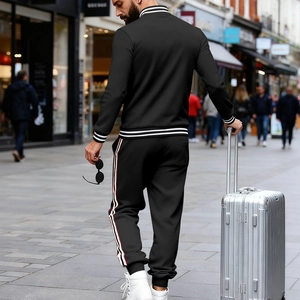Détail du survêtement noir pour homme avec bandes latérales et poignets rayés
