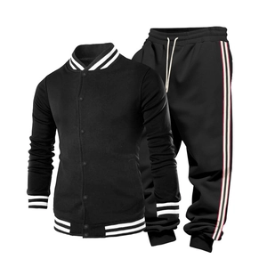 Détail de la veste de baseball noire avec col rayé blanc et fermeture boutonnée