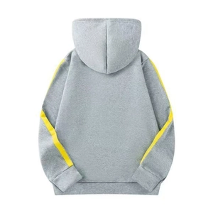 Détail du dos d'un sweat à capuche gris avec des bandes sportives jaunes sur les manches