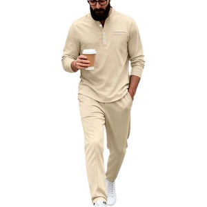 Ensemble beige pour homme avec chemise Henley à manches longues et pantalon droit