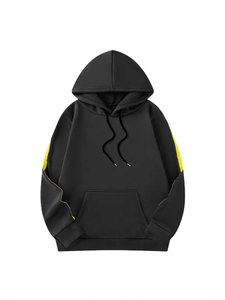 Sweat à capuche noir pour homme avec rayures jaunes sur les manches et poche kangourou