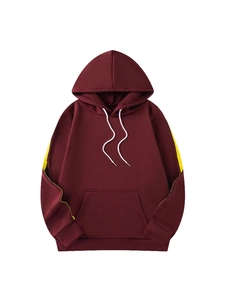 Sweat à capuche bordeaux pour hommes avec rayures jaunes sur les manches et poche kangourou