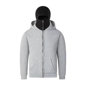 Détail d'un sweat à capuche gris zippé avec cagoule noire intégrée et des poches