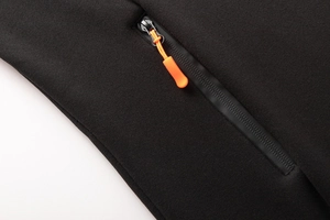 Dettaglio giacca con cappuccio con cerniera nera e cordino della zip arancione acceso