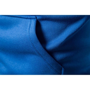 Dettaglio macro della felpa blu scuro con cuciture rifinite e apertura della tasca