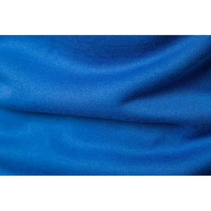 Macro del tessuto a maglia blu della felpa che mostra la trama fitta e il materiale