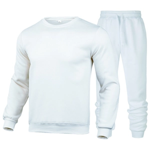 Détail de l'ensemble sweat-shirt et jogging blanc avec poignets côtelés et cordon