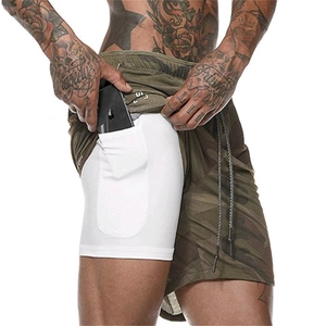 Détail du legging intérieur avec poche latérale pour téléphone sur short camouflage