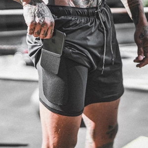 Gros plan du short 2 en 1 pour homme avec poche de téléphone sur la doublure de compression