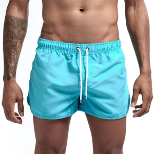 Détail du short de bain cyan pour hommes avec taille élastique, cordon et fentes latérales
