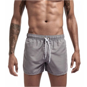 Détail du short de bain gris à séchage rapide pour homme avec taille élastique et cordon