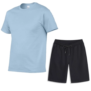 Sommeroutfit für Herren mit hellblauem Baumwoll-T-Shirt und schwarzen Kordelzug-Shorts