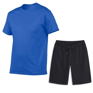 Minimalistisches Sommer-Set mit königsblauem Baumwoll-T-Shirt und schwarzen Kordelzug-Shorts
