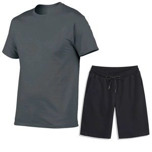 Detailansicht von Rundhalsausschnitt und Kordelzug am Baumwoll-Sommersportset für Herren