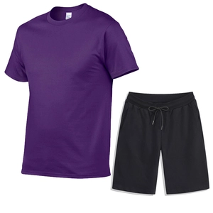 Detail von lila Baumwoll-T-Shirt und schwarzen Kordelzug-Shorts im Flat-Lay-Stil