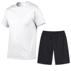 Detail von weißem Baumwoll-T-Shirt und schwarzen Kordelzug-Shorts für Freizeit