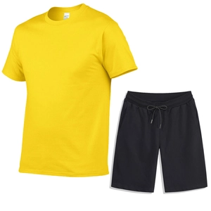 Detailansicht des Baumwoll-Sommersets mit gelbem T-Shirt und schwarzen Kordelzug-Shorts