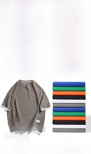Detail der Waffelstruktur und des Lagenlook-Designs dieses Herren Kurzarm-T-Shirts