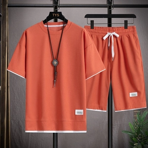 Completo da uomo in maglia a nido d'ape arancione con t-shirt a maniche corte e pantaloncini