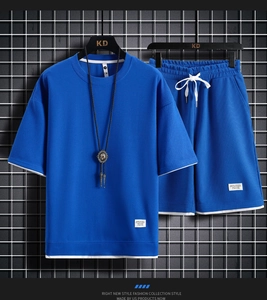 Dettaglio della trama a nido d'ape blu reale e del design a strati del set casual da uomo