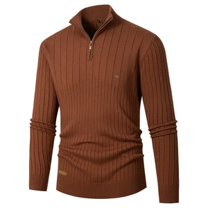 Détail d'un pull pour homme marron rouille avec fermeture éclair et texture en maille côtelée
