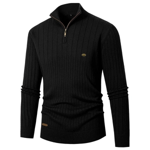 Détail d'un pull noir en maille côtelée avec col montant zippé et finitions dorées