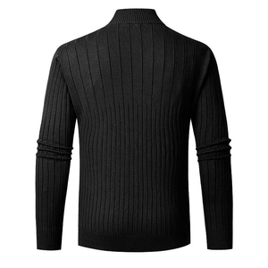Détail de la texture en maille côtelée noire du pull à col montant pour homme vue de dos