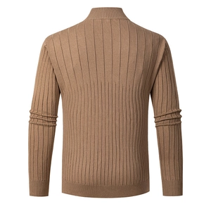 Vue arrière du pull en tricot marron avec texture côtelée et poignets ajustés