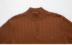 Détail d'un pull en maille pour hommes avec quart de zip et texture côtelée