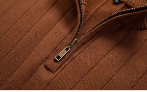 Détail du pull en maille côtelée caramel avec une demi-fermeture éclair métallique au col