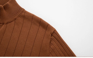 Détail du pull en maille côtelée marron caramel montrant l'encolure et les épaules