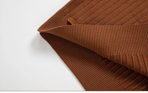 Détail de la maille côtelée marron caramel et finition de l'ourlet du pull pour homme